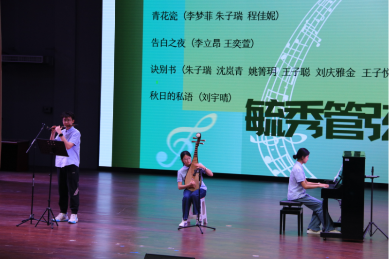 合奏序幕表演《花之舞》